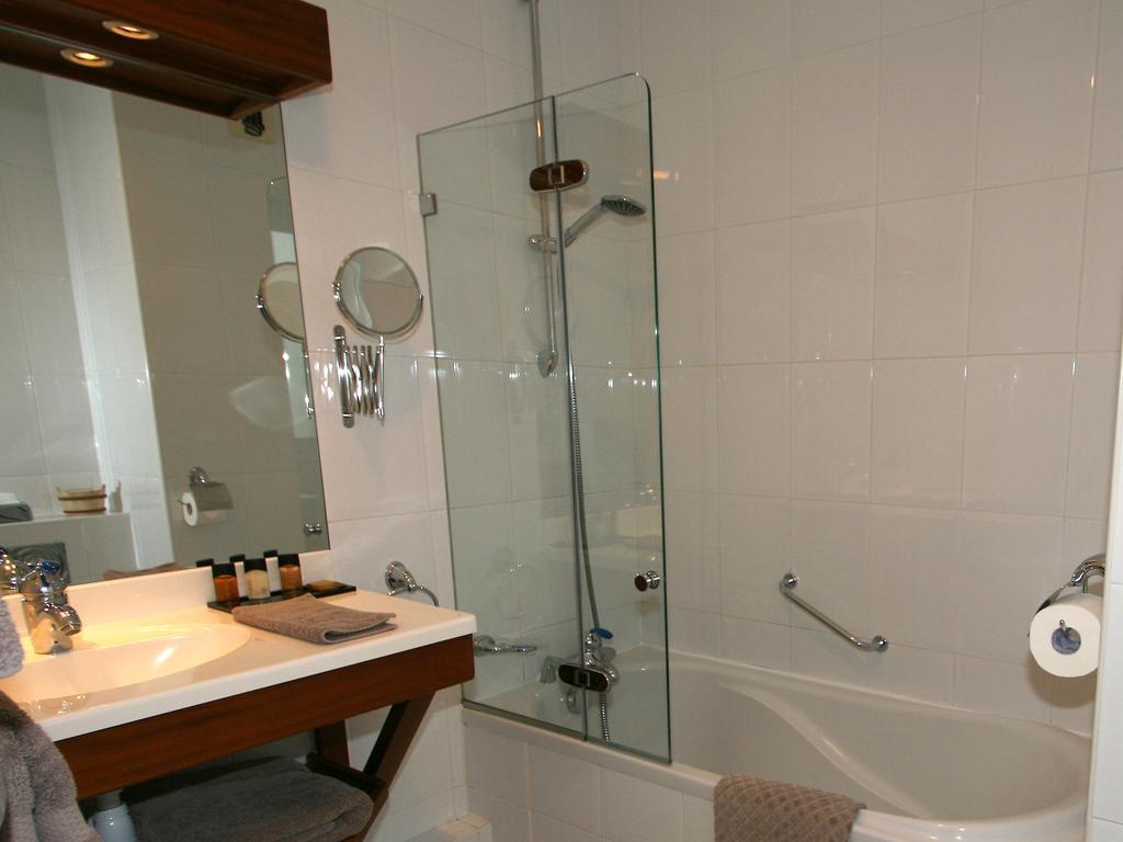 Hotel Les Almadies - Coeur De Ville Saint-Jean-de-Luz Phòng bức ảnh