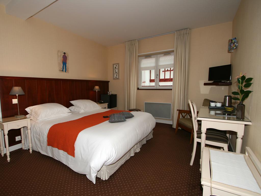 Hotel Les Almadies - Coeur De Ville Saint-Jean-de-Luz Phòng bức ảnh